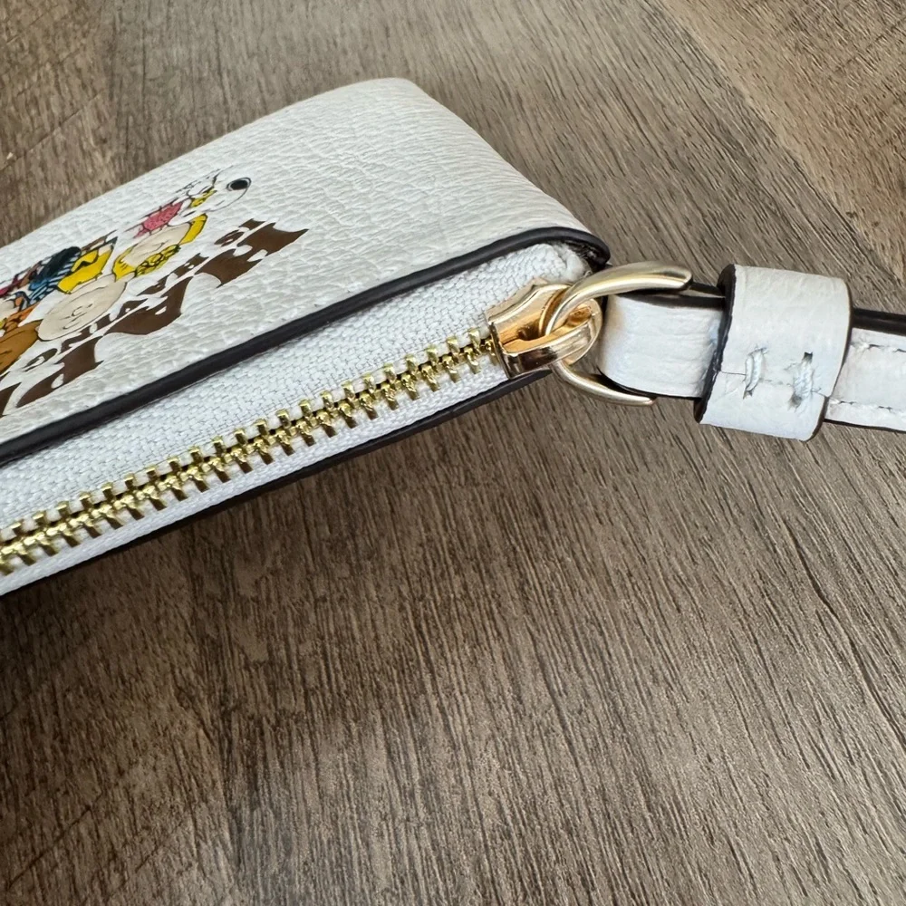 Coach x Peanuts Corner Zip Wristlet NWOT - Picture 10 of 15